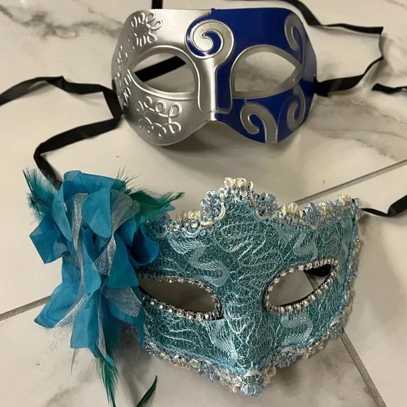 Elegant Teal Lace Masquerade Mask with Blue Metallic Accent - Picture 3 of 6